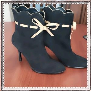 NWOT- Colin Stuart black  heels booties